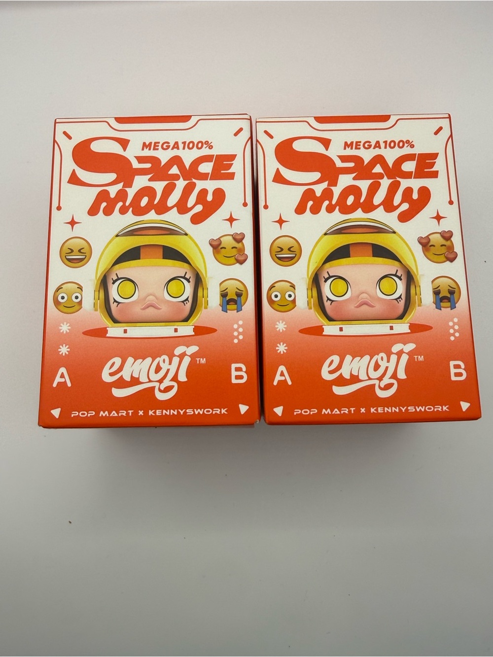 Bundle 2 POP MART MEGA SPACE MOLLY 100% × emoji™